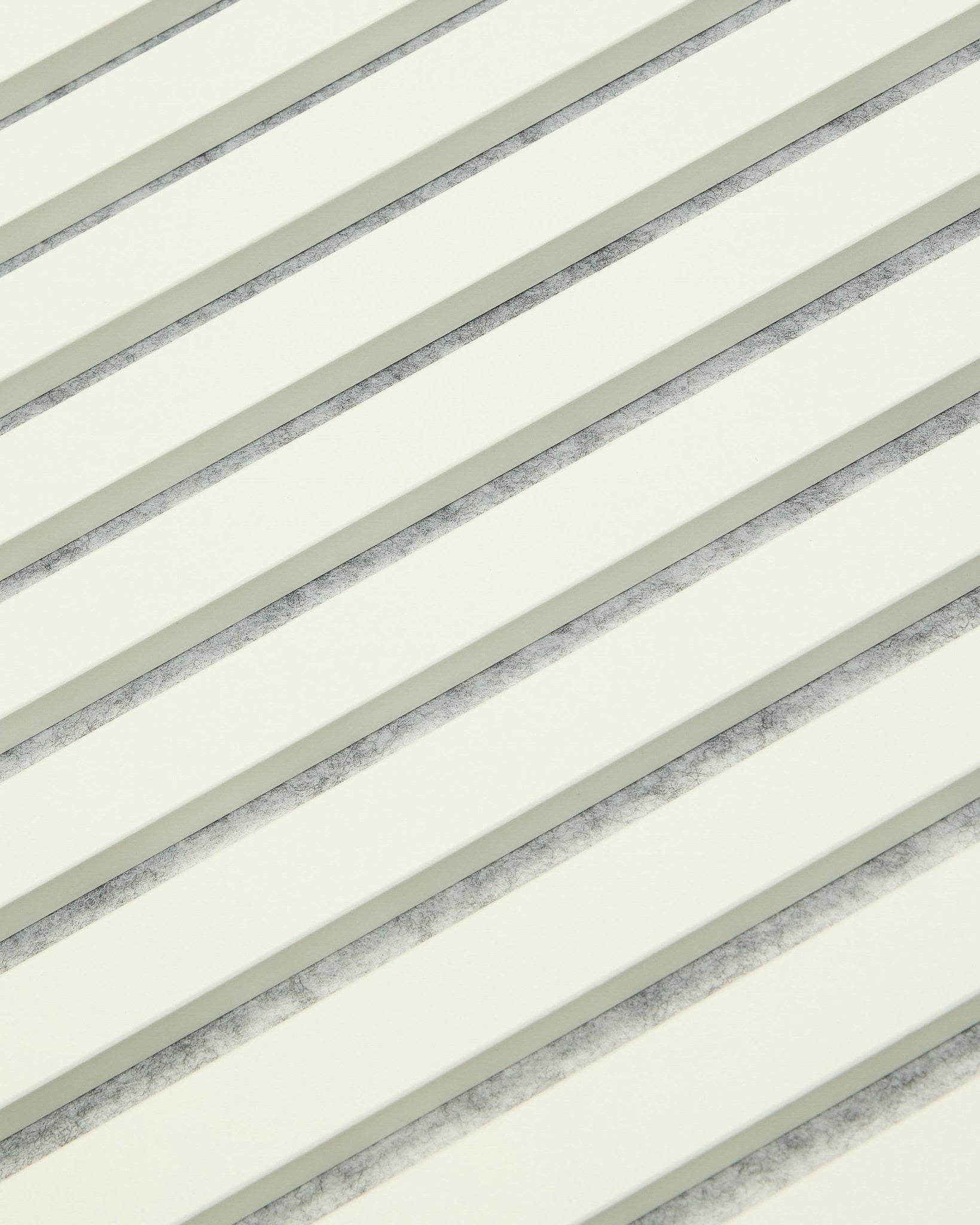WoodUpp Akupanel Snow (240 x 60 cm) er et hvitt Akustikkpanel med jevnt fordelte spiler og diskrete grå skygger, utformet for moderne nordiske interiører.